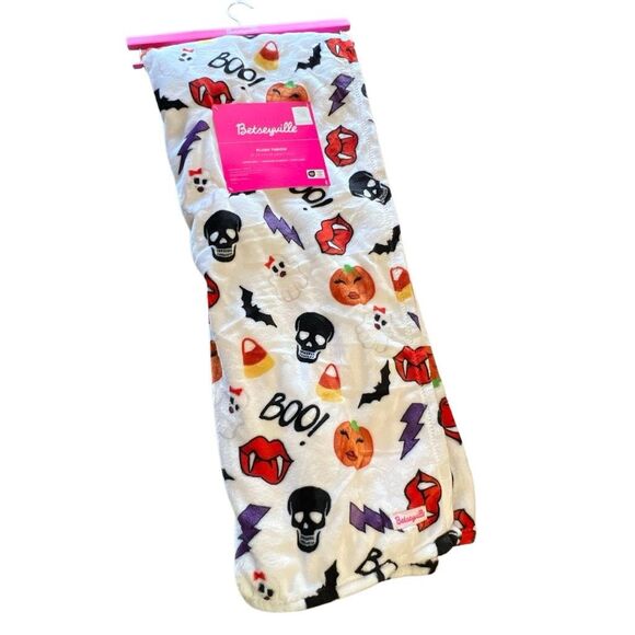 NWT BETSEYVILLE BETSEY JOHNSON Halloween Plush Throw Blanket w/Hanger 50x70 New - Picture 1 of 6